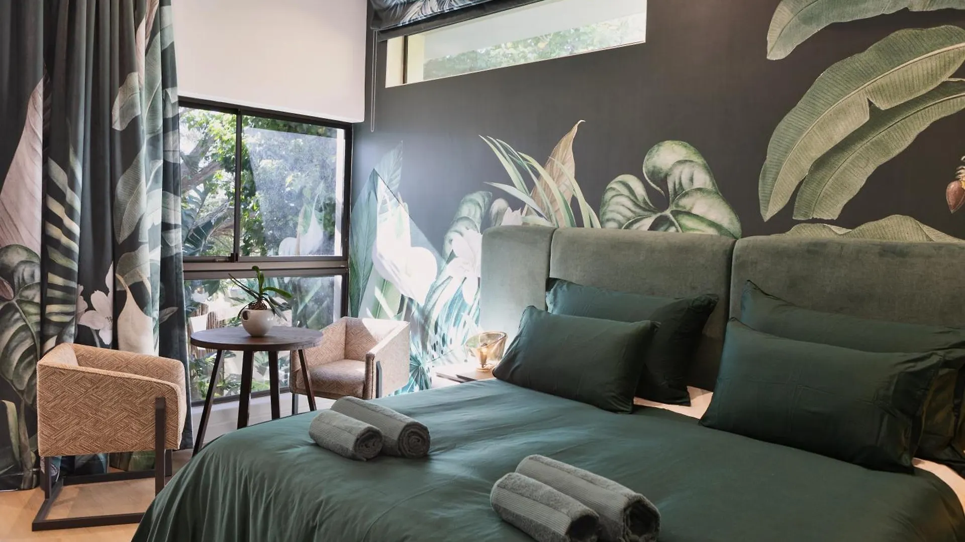 Luxurious 1 Bedroom In Camps Bay Villa With A Pool contacts